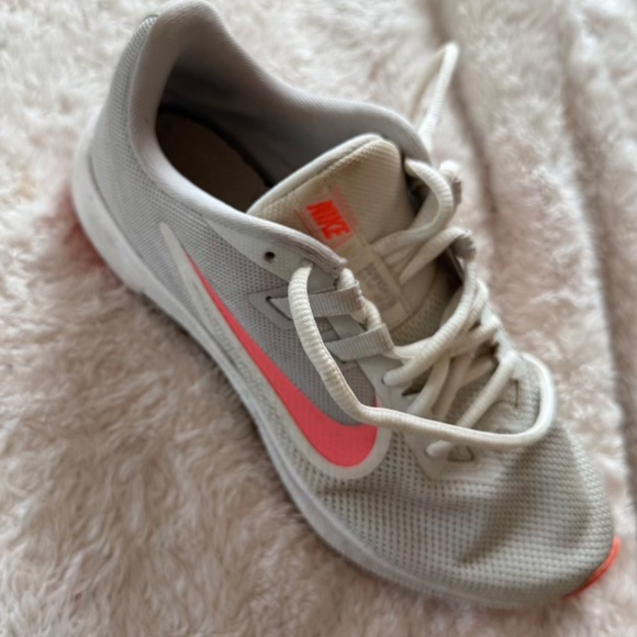 Nike Running Shoes Womens Downshifter 9 Gray Pink Lace Up Low Top SIZE 8 - Picture 6 of 8